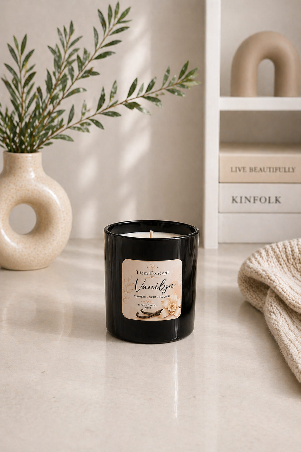 Vanilya Kokulu 3’lü Dekoratif Oda Kokusu Seti - 100 ml Çubuklu Oda Kokusu + 100 ml Yedek + Kokulu Mum