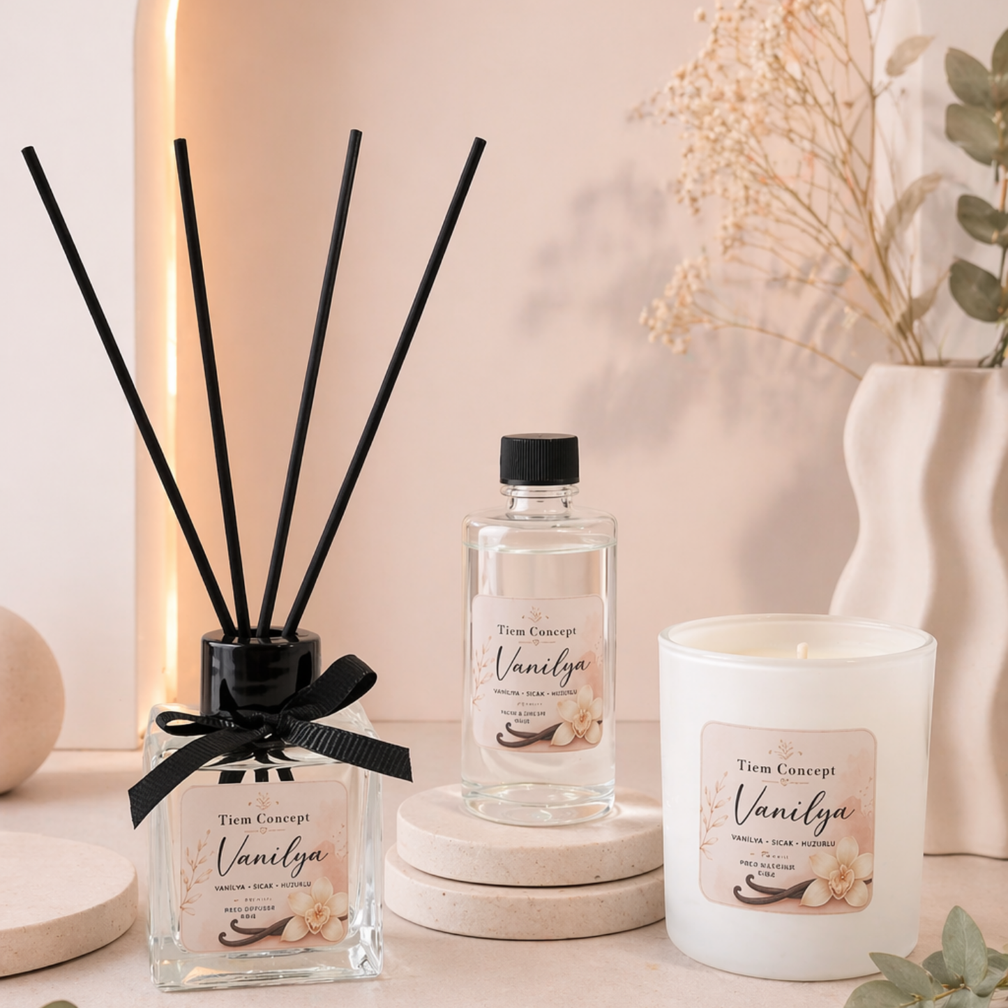 Vanilya Kokulu 3’lü Dekoratif Oda Kokusu Seti - 100 ml Çubuklu Oda Kokusu + 100 ml Yedek + Kokulu Mum