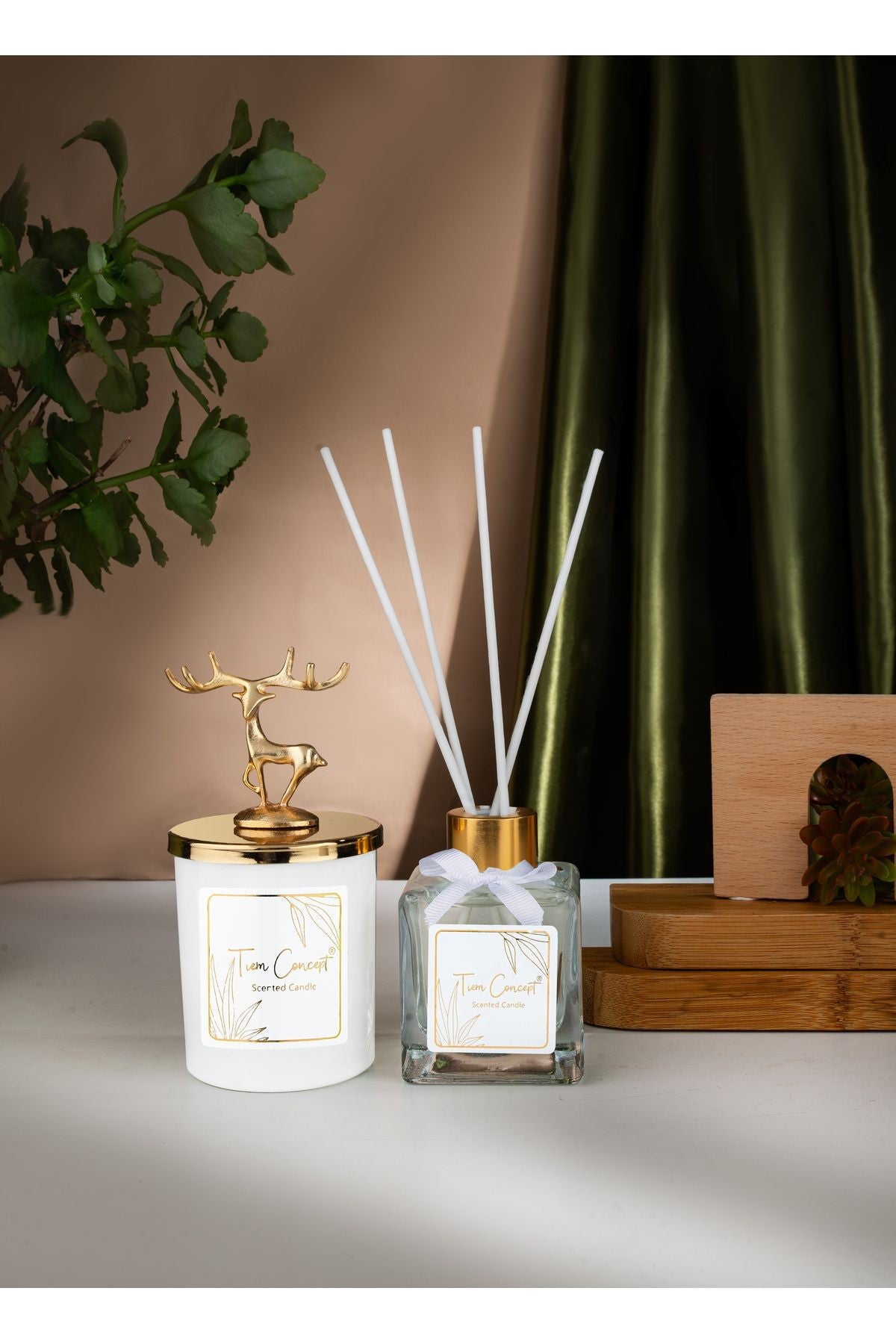 Geyik Başlıklı Gold Detaylı Çubuklu Oda Kokusu 100 ml ve Beyaz Bardak  Mum Seti