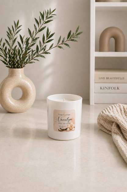 Vanilya Kokulu 3’lü Dekoratif Oda Kokusu Seti - 100 ml Çubuklu Oda Kokusu + 100 ml Yedek + Kokulu Mum