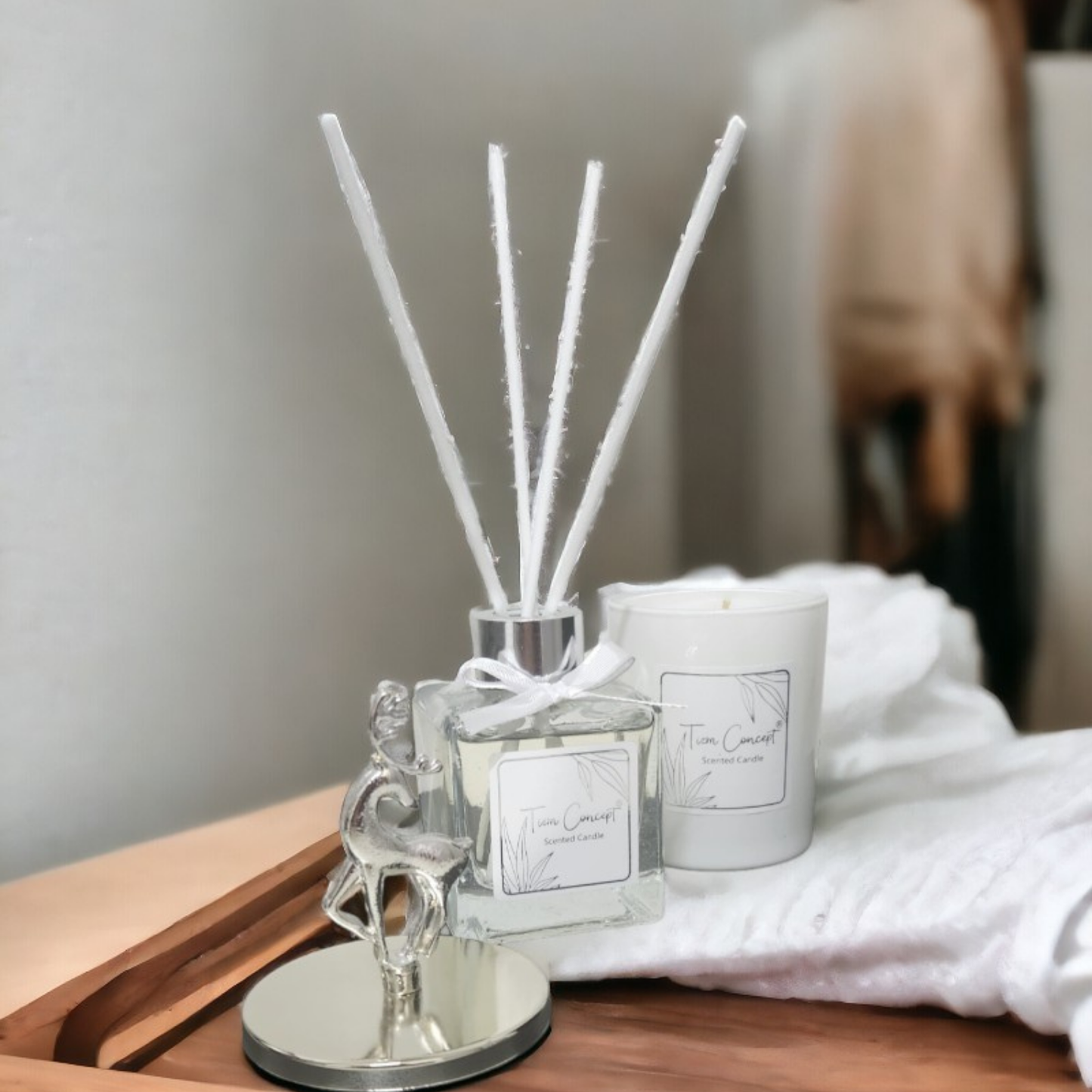 Geyik Başlıklı Gümüş Detaylı Çubuklu Oda Kokusu 100 ml ve Beyaz Bardak  Mum Seti