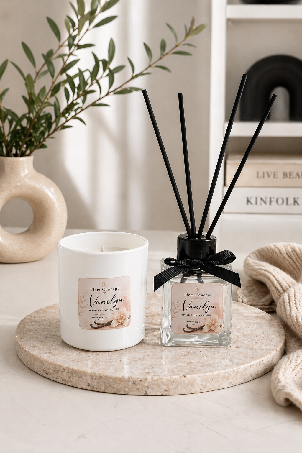Vanilya Kokulu 3’lü Dekoratif Oda Kokusu Seti - 100 ml Çubuklu Oda Kokusu + 100 ml Yedek + Kokulu Mum