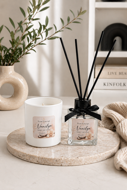 Vanilya Kokulu 3’lü Dekoratif Oda Kokusu Seti - 100 ml Çubuklu Oda Kokusu + 100 ml Yedek + Kokulu Mum