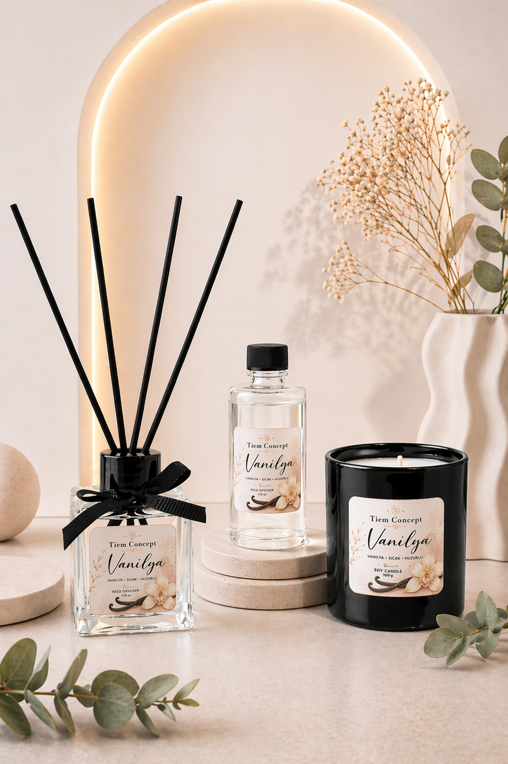 Vanilya Kokulu 3’lü Dekoratif Oda Kokusu Seti - 100 ml Çubuklu Oda Kokusu + 100 ml Yedek + Kokulu Mum