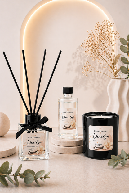 Vanilya Kokulu 3’lü Dekoratif Oda Kokusu Seti - 100 ml Çubuklu Oda Kokusu + 100 ml Yedek + Kokulu Mum