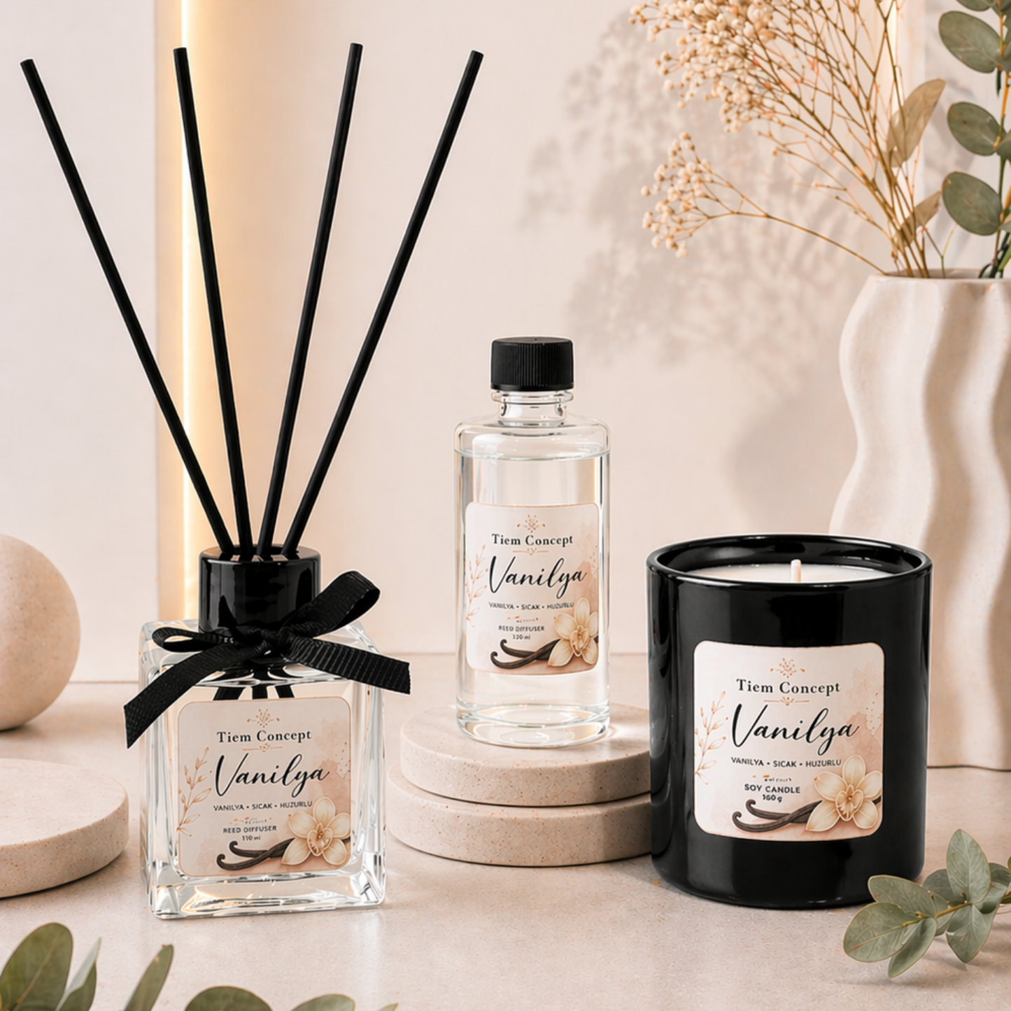 Vanilya Kokulu 3’lü Dekoratif Oda Kokusu Seti - 100 ml Çubuklu Oda Kokusu + 100 ml Yedek + Kokulu Mum