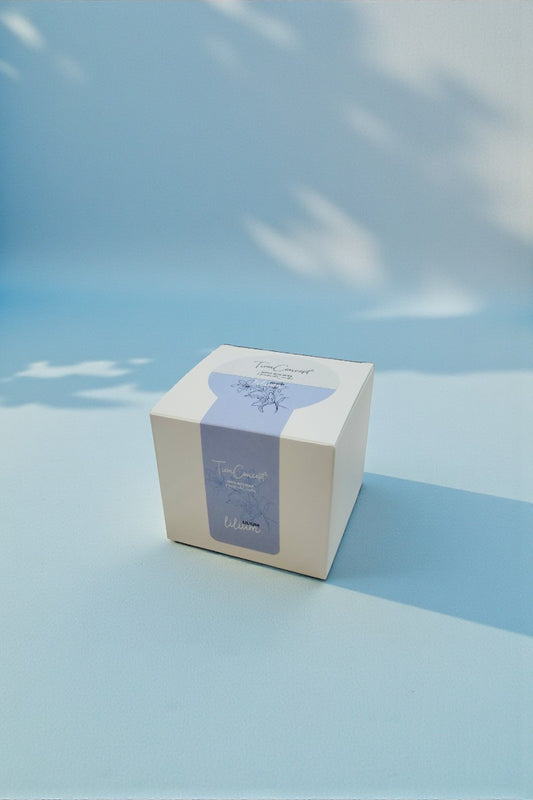 Lilyum Kokulu Ahşap Fitilli %100 Soya Mum - Şeffaf Bardak Mavi Renkli Aromaterapi 150cc