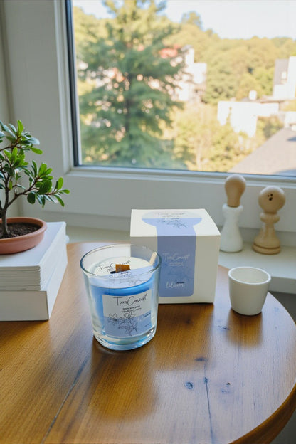Lilyum Kokulu Soya Mum – %100 Doğal Soya Wax, Ahşap Fitilli, Cam Bardakta Dekoratif ve Hediyelik Mum