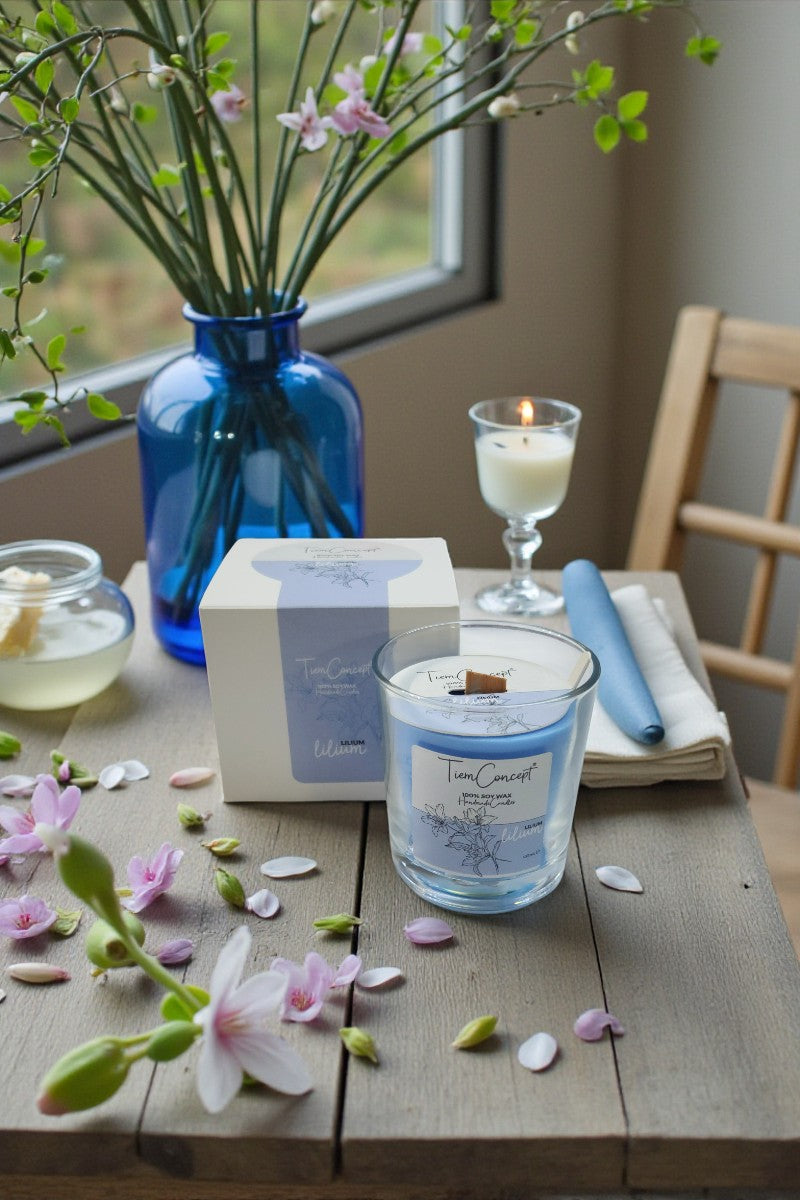 Lilyum Kokulu Soya Mum – %100 Doğal Soya Wax, Ahşap Fitilli, Cam Bardakta Dekoratif ve Hediyelik Mum