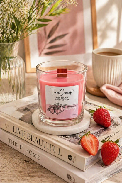 Çilek Kokulu Soya Mum – %100 Doğal Soya Wax, Ahşap Fitilli, Cam Bardakta Dekoratif ve Hediyelik Mum
