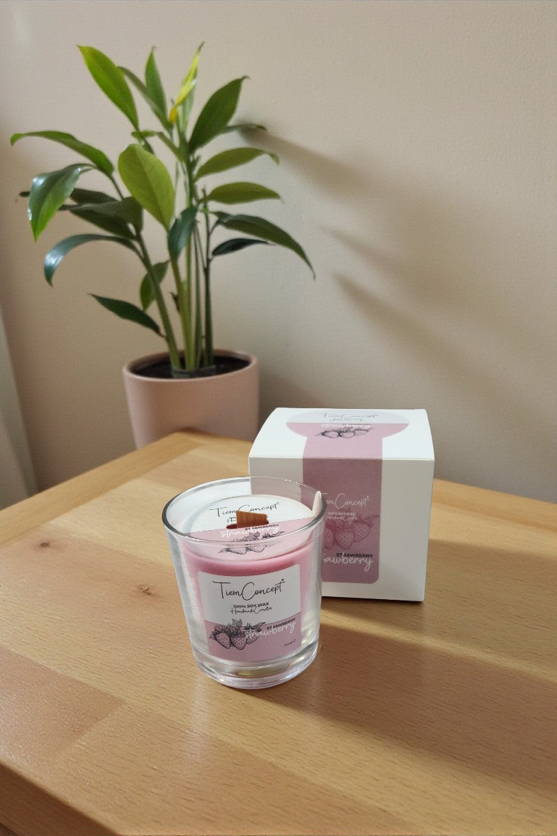 Çilek Kokulu Soya Mum – %100 Doğal Soya Wax, Ahşap Fitilli, Cam Bardakta Dekoratif ve Hediyelik Mum