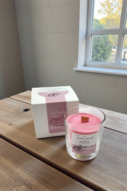Çilek Kokulu Soya Mum – %100 Doğal Soya Wax, Ahşap Fitilli, Cam Bardakta Dekoratif ve Hediyelik Mum