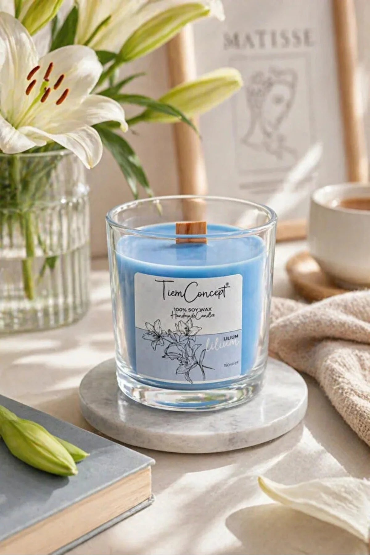 Lilyum Kokulu Soya Mum – %100 Doğal Soya Wax, Ahşap Fitilli, Cam Bardakta Dekoratif ve Hediyelik Mum