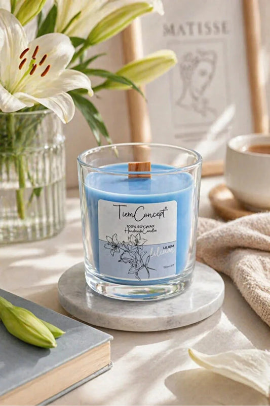 Lilyum Kokulu Soya Mum – %100 Doğal Soya Wax, Ahşap Fitilli, Cam Bardakta Dekoratif ve Hediyelik Mum