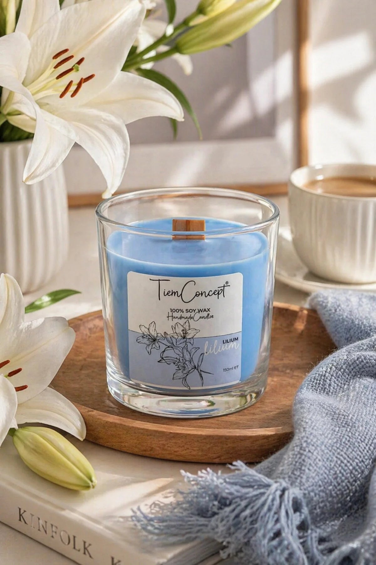 Lilyum Kokulu Soya Mum – %100 Doğal Soya Wax, Ahşap Fitilli, Cam Bardakta Dekoratif ve Hediyelik Mum